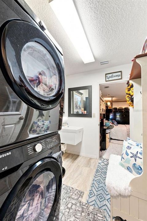 For Sale: $389,900 (3 beds, 2 baths, 1721 Square Feet)