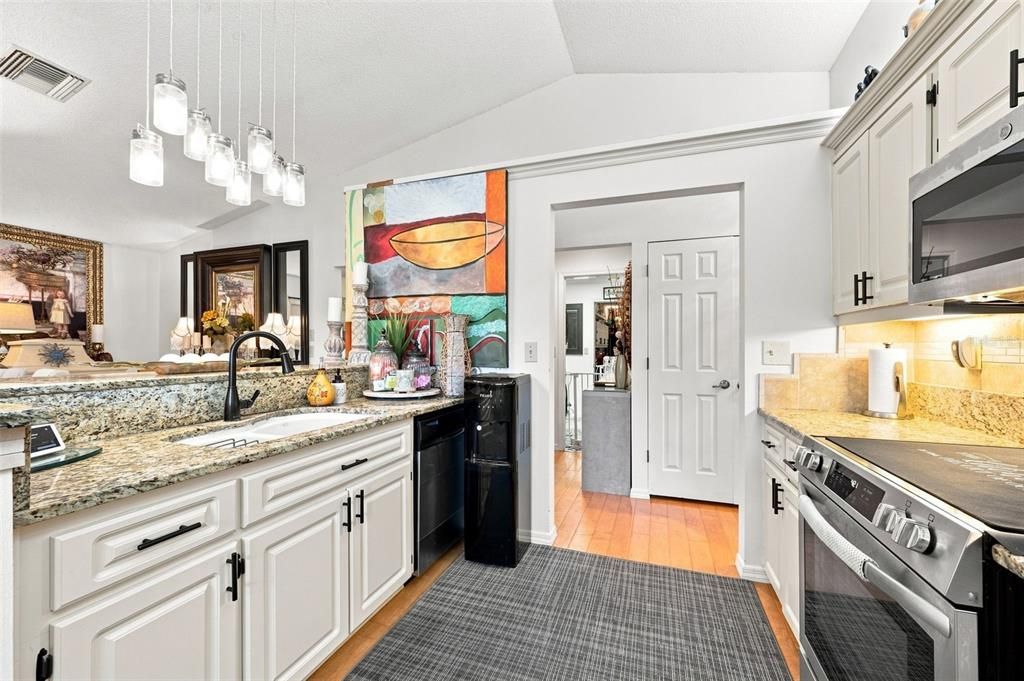 For Sale: $389,900 (3 beds, 2 baths, 1721 Square Feet)