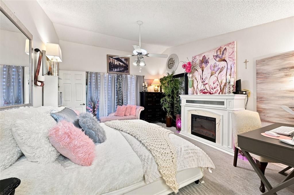 For Sale: $389,900 (3 beds, 2 baths, 1721 Square Feet)