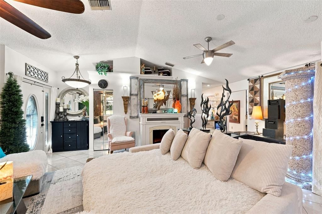 For Sale: $389,900 (3 beds, 2 baths, 1721 Square Feet)