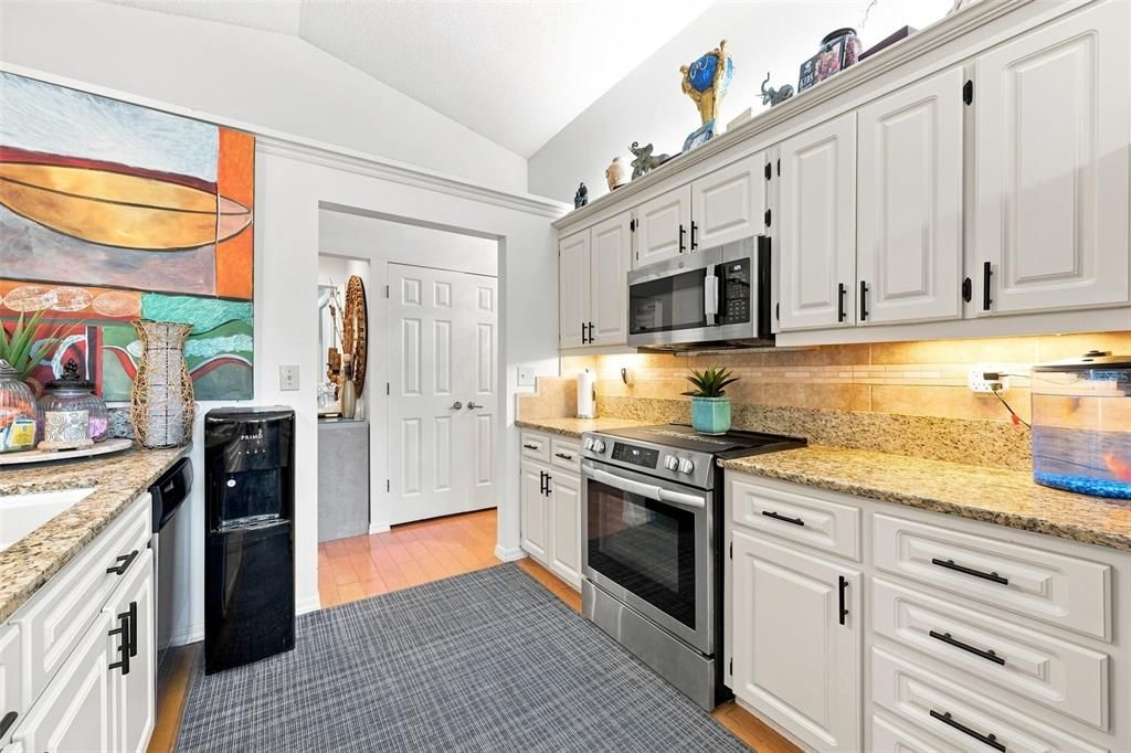 For Sale: $389,900 (3 beds, 2 baths, 1721 Square Feet)