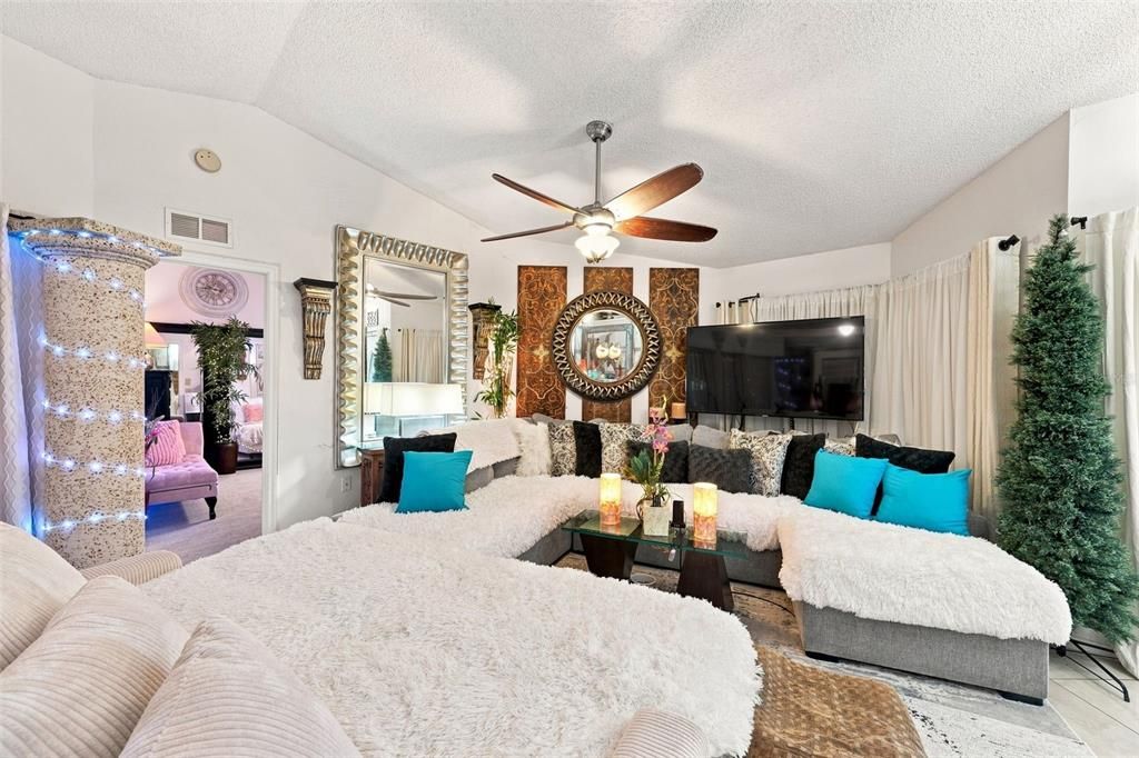For Sale: $389,900 (3 beds, 2 baths, 1721 Square Feet)
