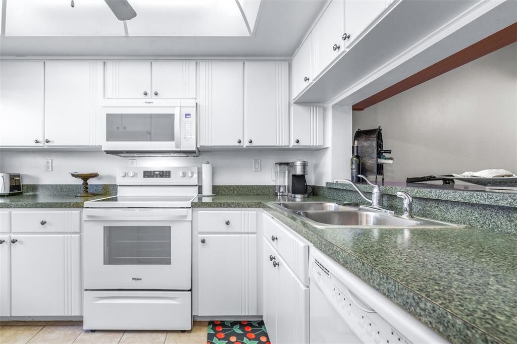 For Sale: $190,000 (2 beds, 2 baths, 970 Square Feet)