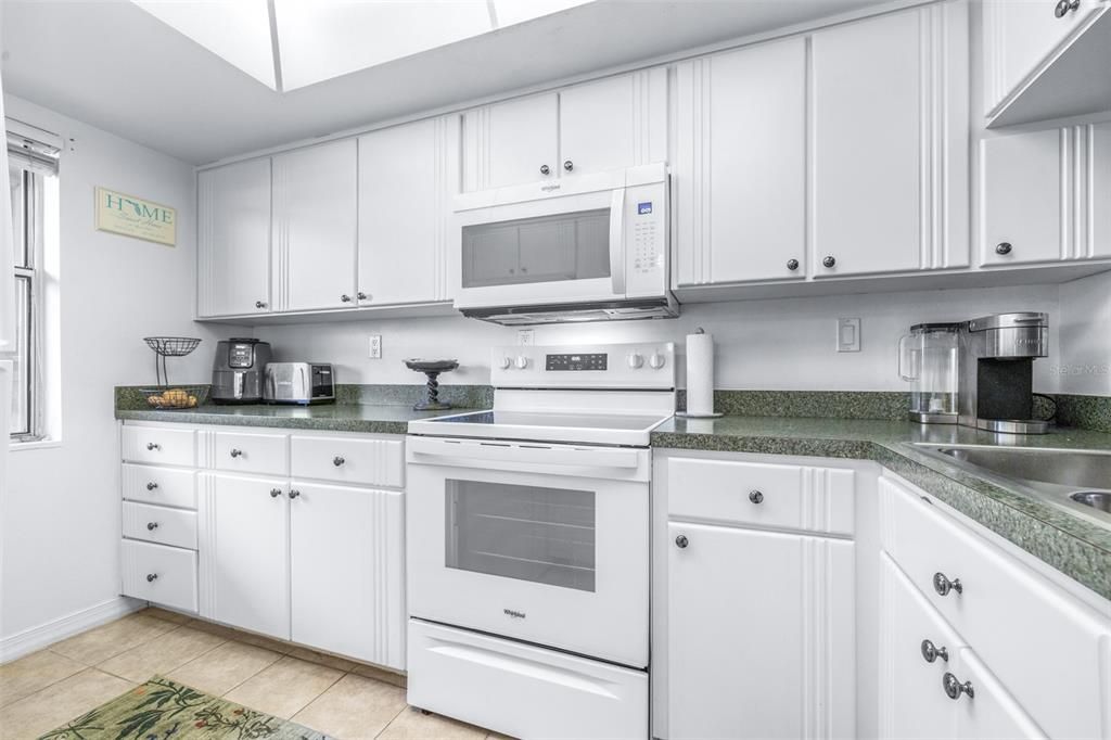 For Sale: $190,000 (2 beds, 2 baths, 970 Square Feet)