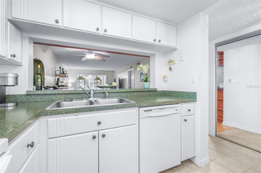 For Sale: $190,000 (2 beds, 2 baths, 970 Square Feet)