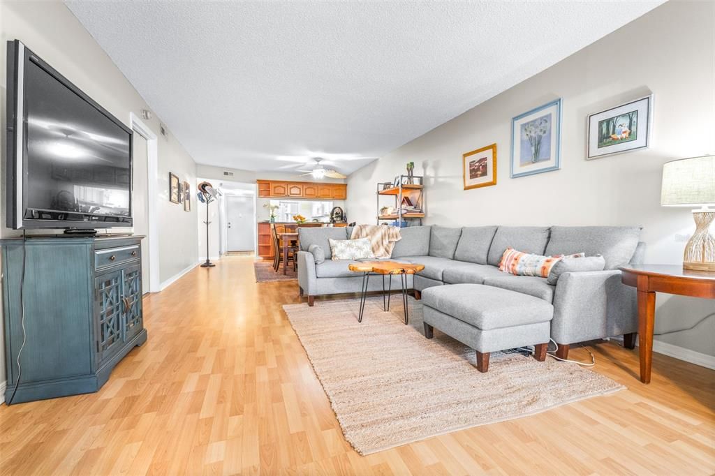 For Sale: $190,000 (2 beds, 2 baths, 970 Square Feet)