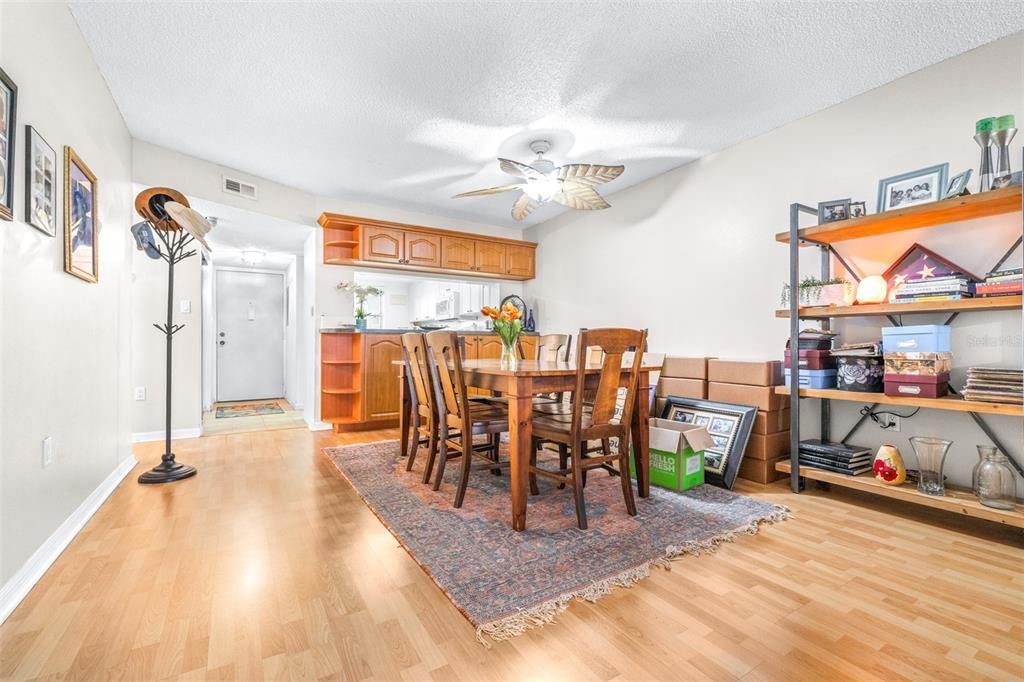 For Sale: $190,000 (2 beds, 2 baths, 970 Square Feet)