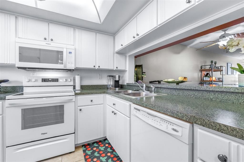 For Sale: $190,000 (2 beds, 2 baths, 970 Square Feet)