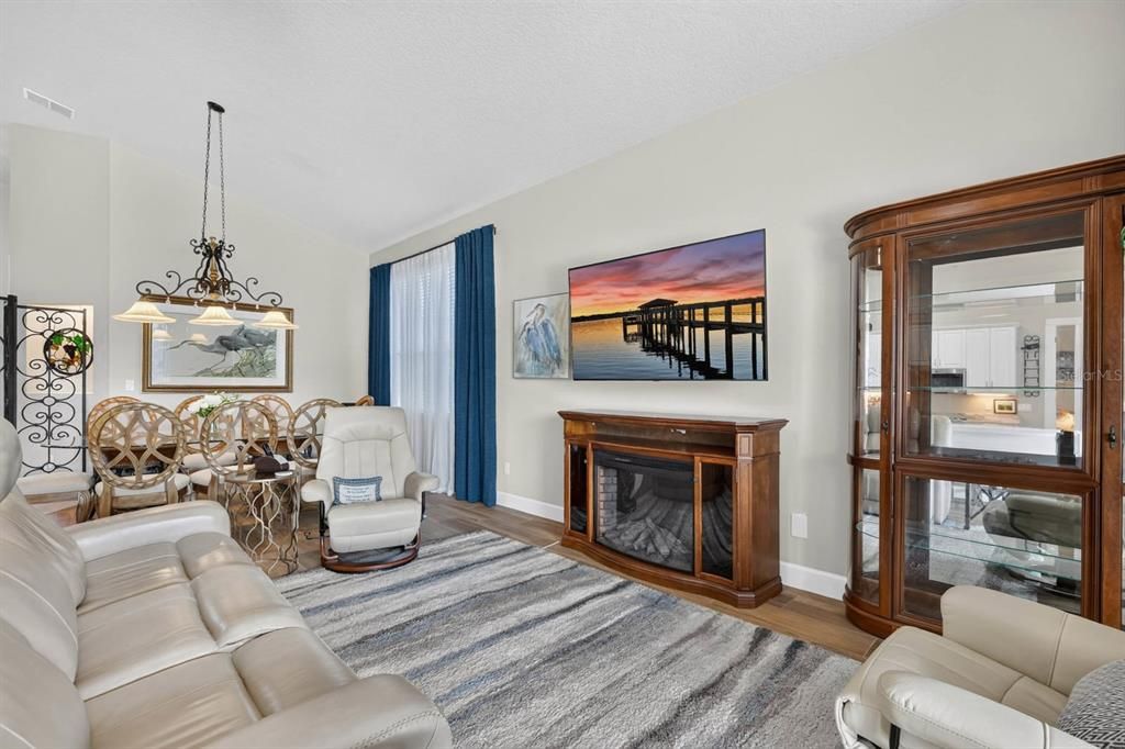 For Sale: $530,000 (3 beds, 2 baths, 1926 Square Feet)