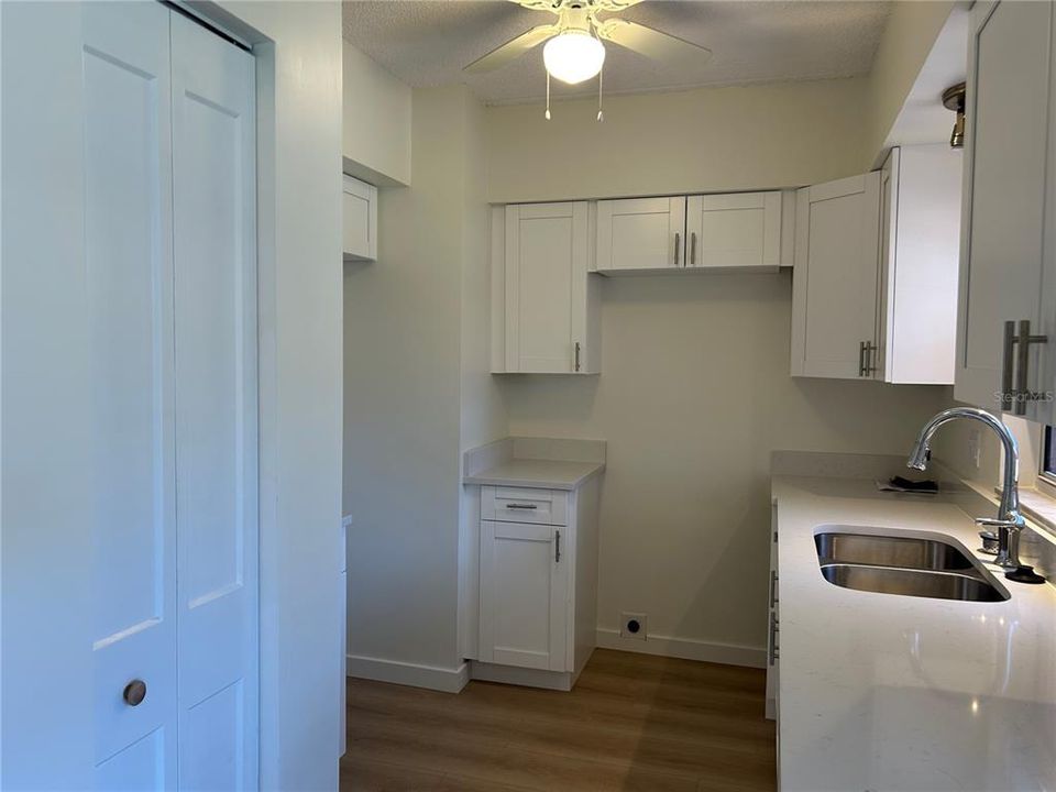For Sale: $119,000 (1 beds, 1 baths, 725 Square Feet)