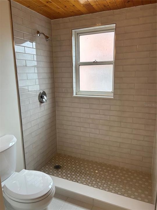 For Sale: $119,000 (1 beds, 1 baths, 725 Square Feet)