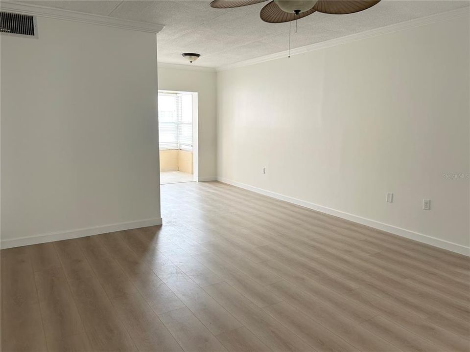 For Sale: $119,000 (1 beds, 1 baths, 725 Square Feet)