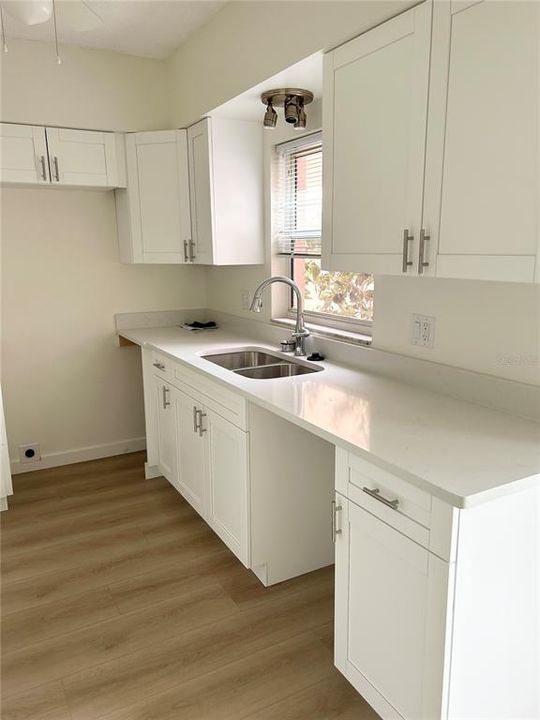 For Sale: $119,000 (1 beds, 1 baths, 725 Square Feet)