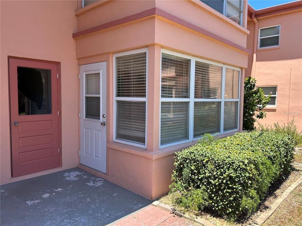 For Sale: $119,000 (1 beds, 1 baths, 725 Square Feet)