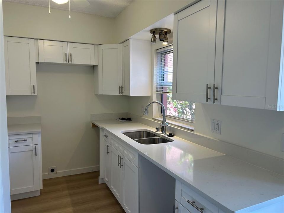 For Sale: $119,000 (1 beds, 1 baths, 725 Square Feet)