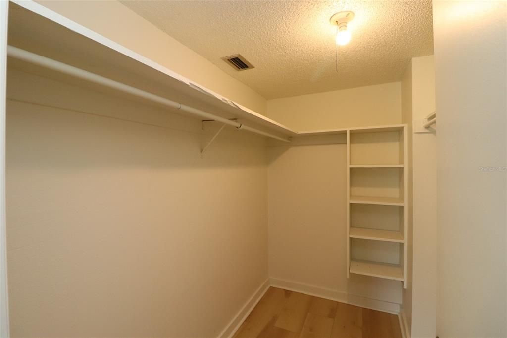 For Rent: $1,350 (1 beds, 1 baths, 607 Square Feet)