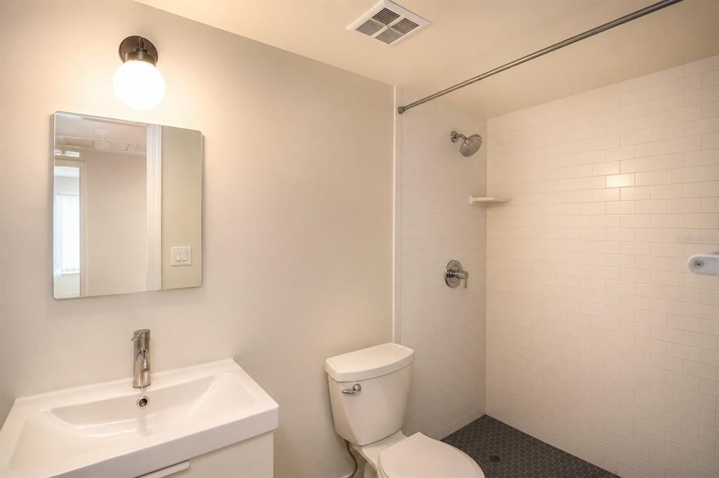 For Rent: $1,350 (1 beds, 1 baths, 607 Square Feet)