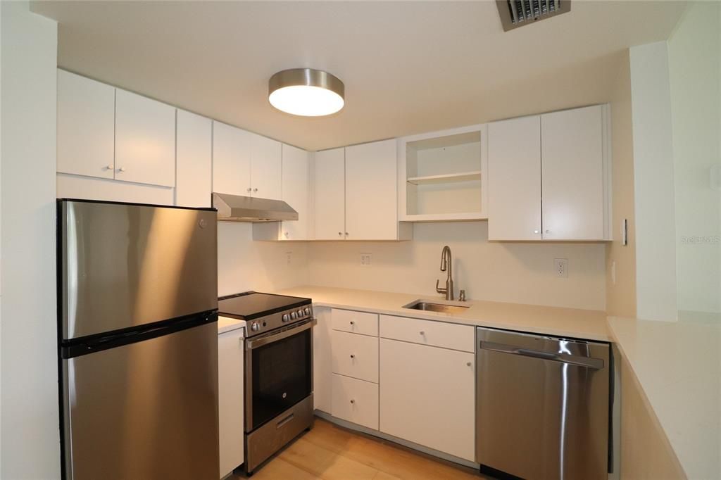 For Rent: $1,350 (1 beds, 1 baths, 607 Square Feet)