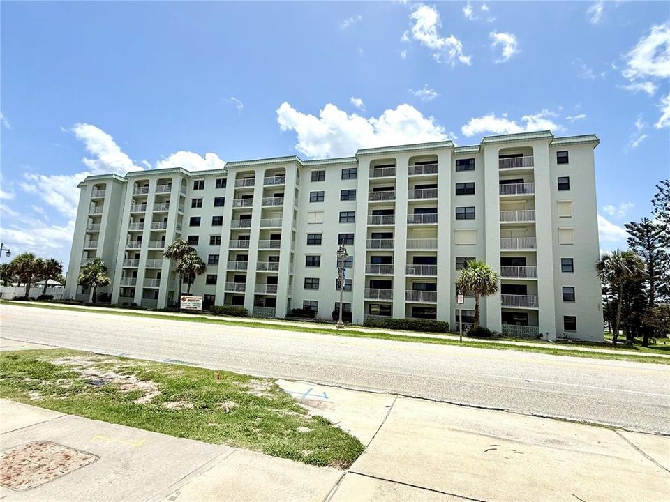 For Rent: $2,000 (2 beds, 2 baths, 1165 Square Feet)