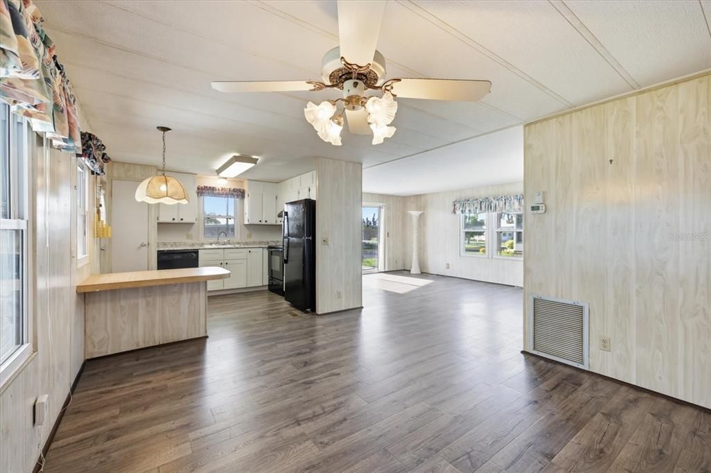 For Sale: $119,000 (2 beds, 2 baths, 959 Square Feet)
