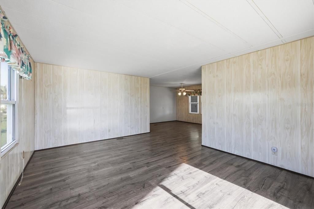 For Sale: $119,000 (2 beds, 2 baths, 959 Square Feet)