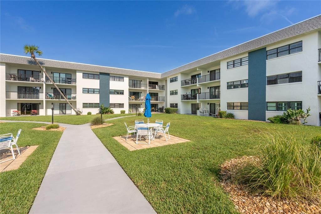 For Sale: $219,000 (2 beds, 2 baths, 1087 Square Feet)