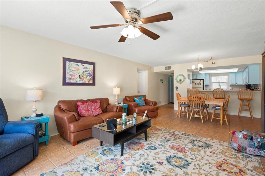 For Sale: $219,000 (2 beds, 2 baths, 1087 Square Feet)