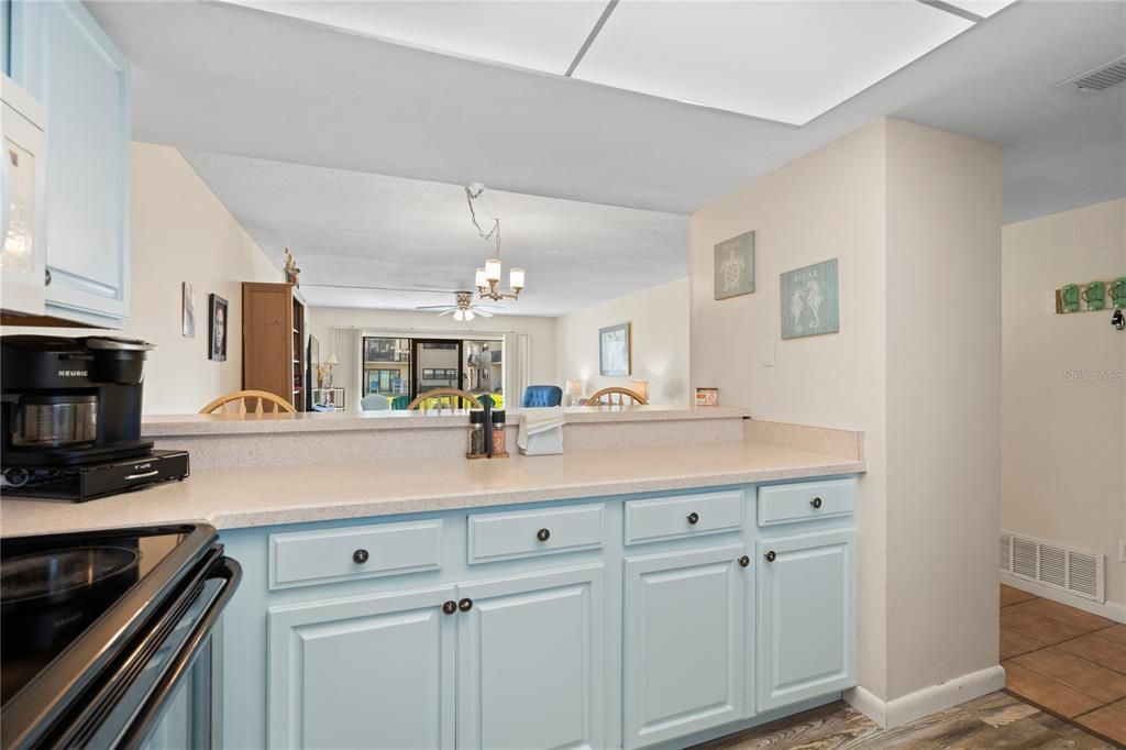 For Sale: $219,000 (2 beds, 2 baths, 1087 Square Feet)