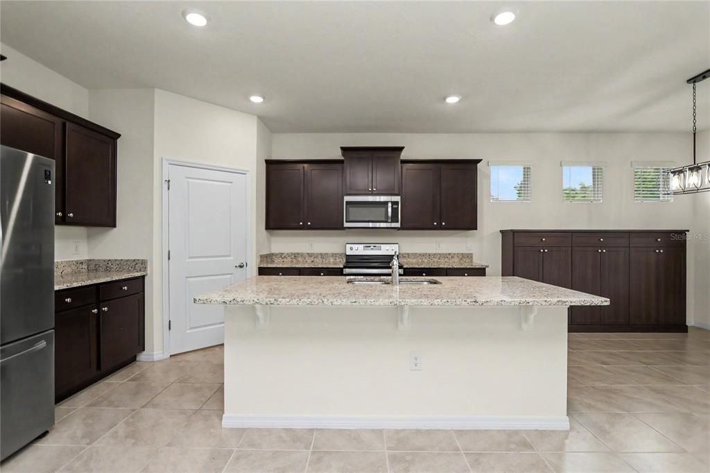 For Rent: $2,400 (4 beds, 2 baths, 2039 Square Feet)