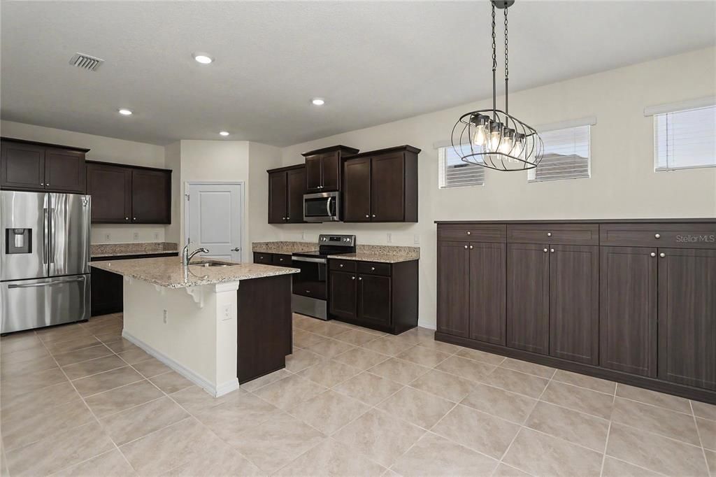 For Rent: $2,400 (4 beds, 2 baths, 2039 Square Feet)