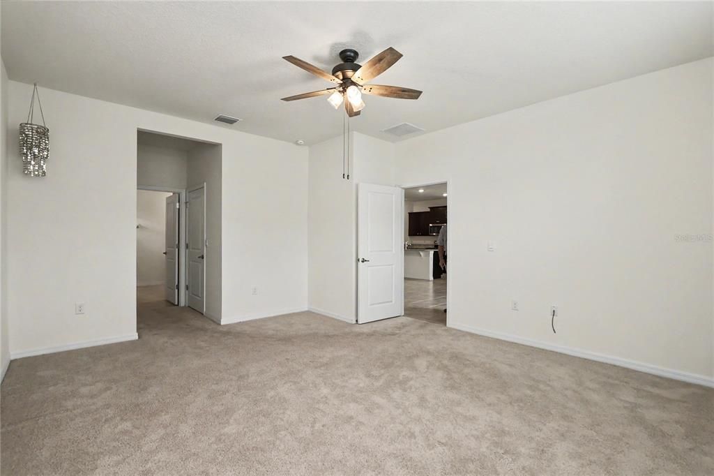 For Rent: $2,400 (4 beds, 2 baths, 2039 Square Feet)