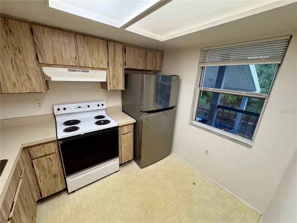 Active With Contract: $133,000 (2 beds, 2 baths, 879 Square Feet)