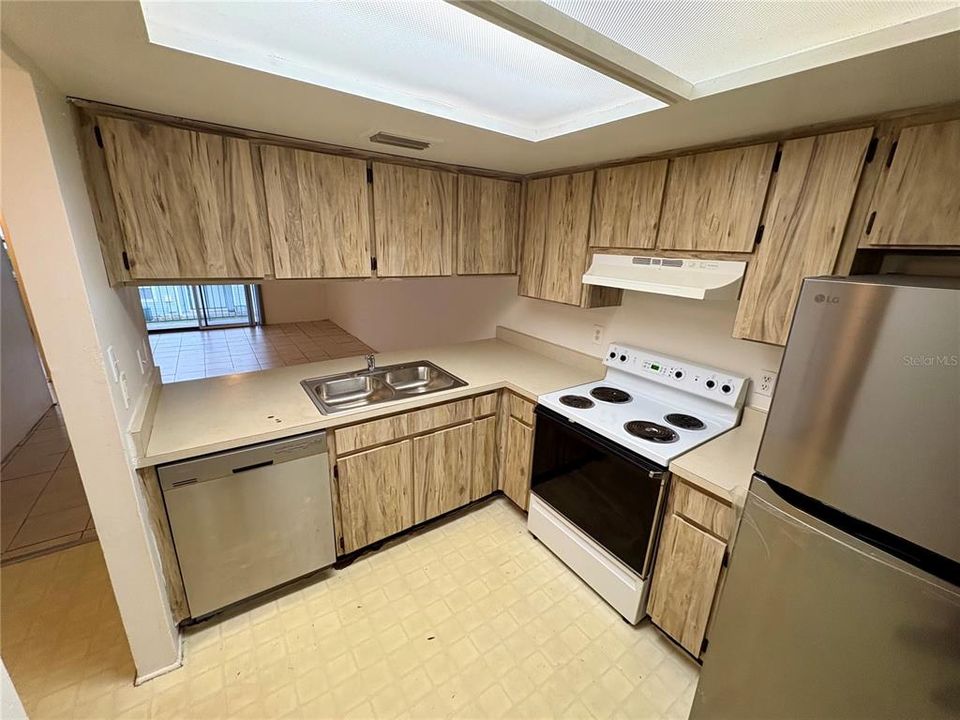 Active With Contract: $133,000 (2 beds, 2 baths, 879 Square Feet)