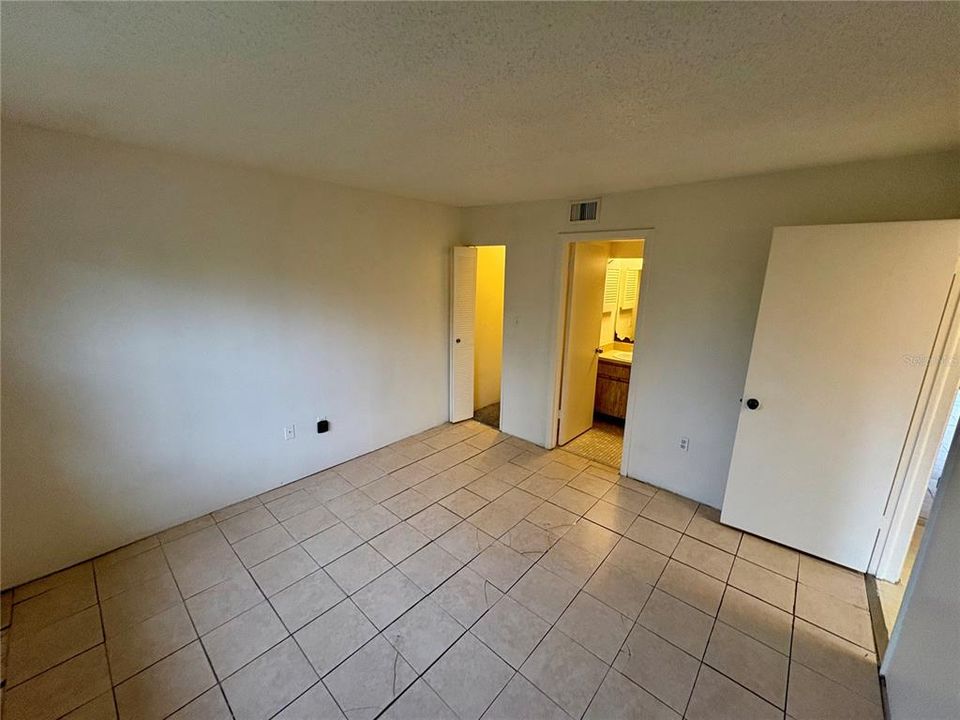 Active With Contract: $133,000 (2 beds, 2 baths, 879 Square Feet)