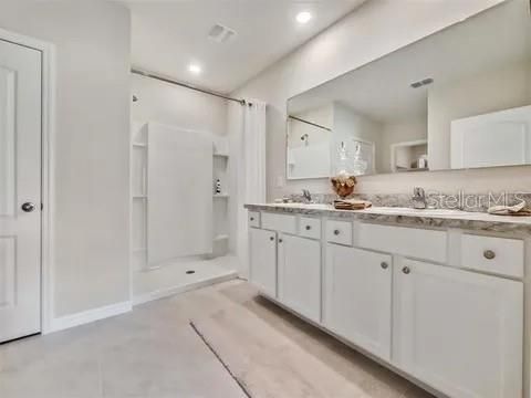 For Rent: $2,400 (4 beds, 2 baths, 1828 Square Feet)