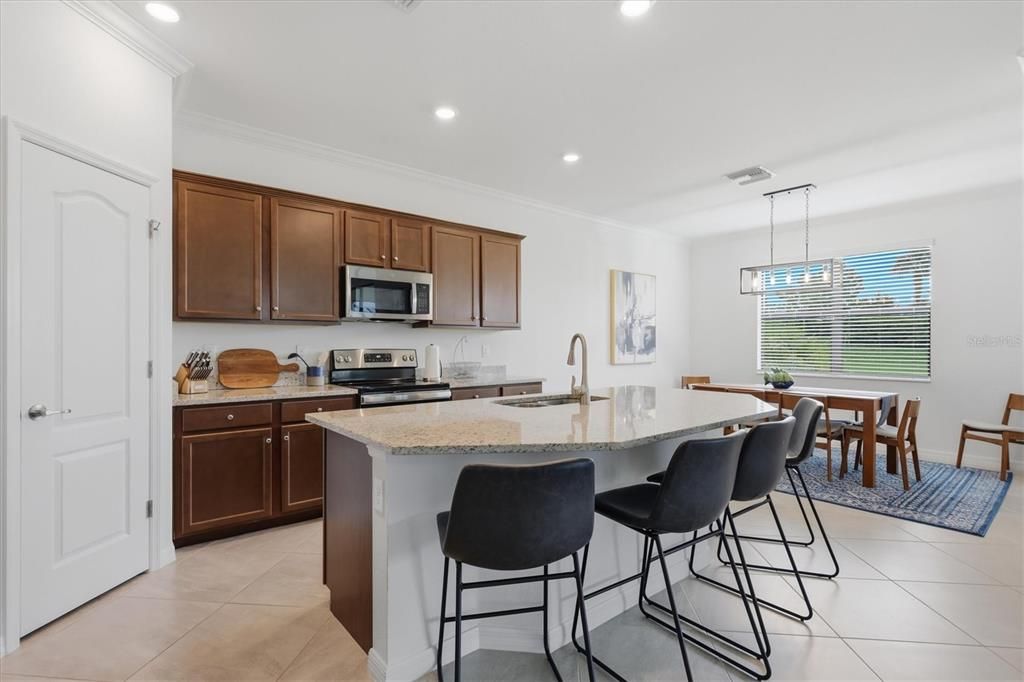 For Sale: $489,000 (2 beds, 2 baths, 1907 Square Feet)