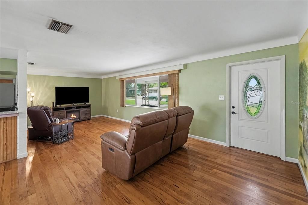 For Sale: $335,000 (2 beds, 1 baths, 1118 Square Feet)