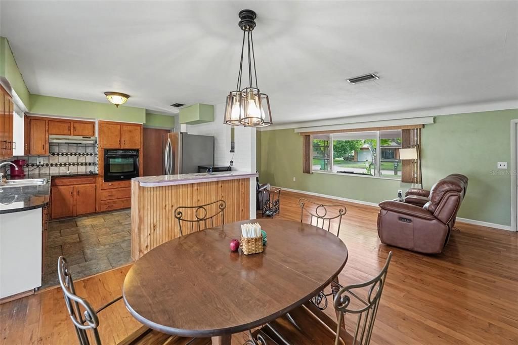 For Sale: $335,000 (2 beds, 1 baths, 1118 Square Feet)