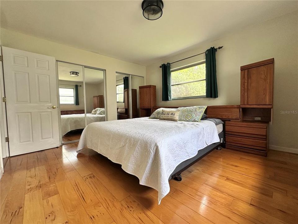For Sale: $335,000 (2 beds, 1 baths, 1118 Square Feet)