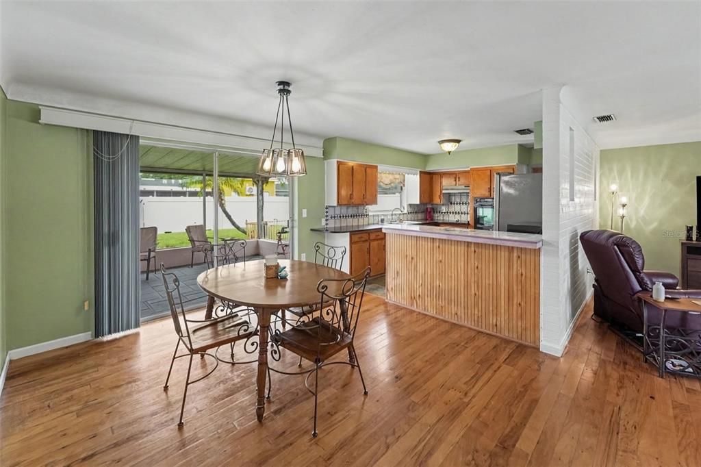 For Sale: $335,000 (2 beds, 1 baths, 1118 Square Feet)