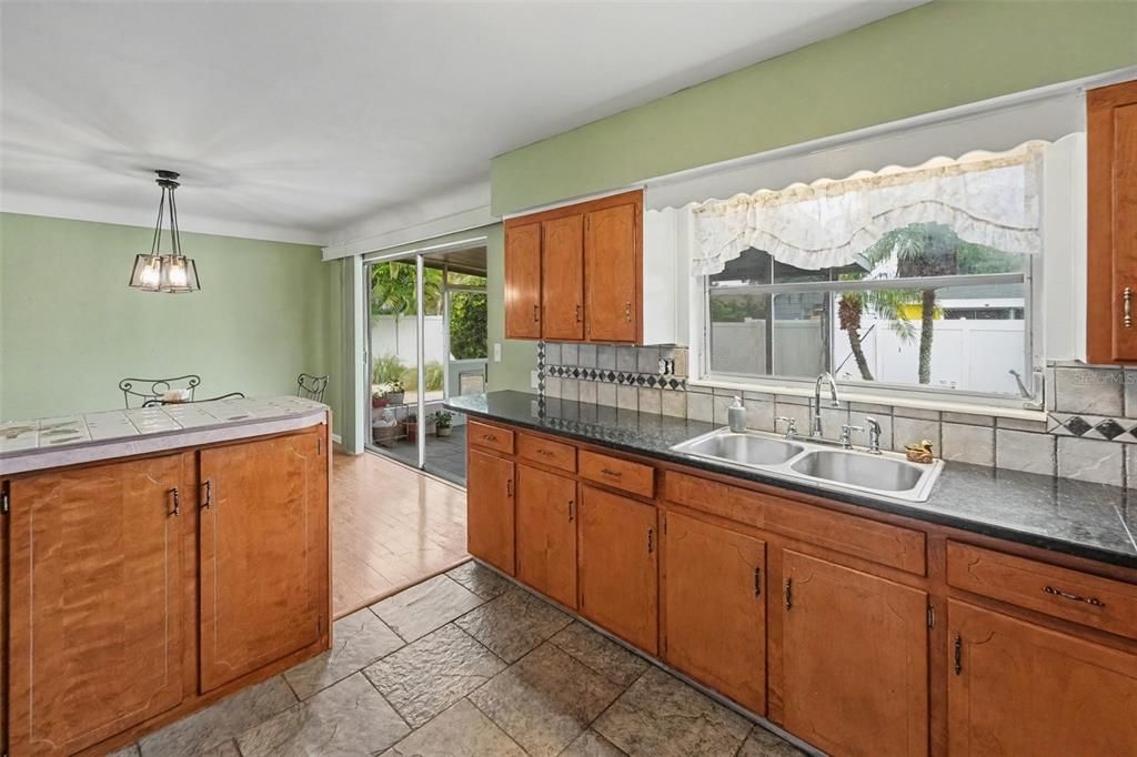For Sale: $335,000 (2 beds, 1 baths, 1118 Square Feet)