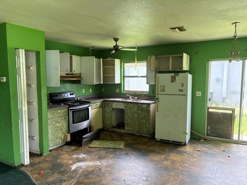 For Sale: $149,000 (3 beds, 2 baths, 988 Square Feet)