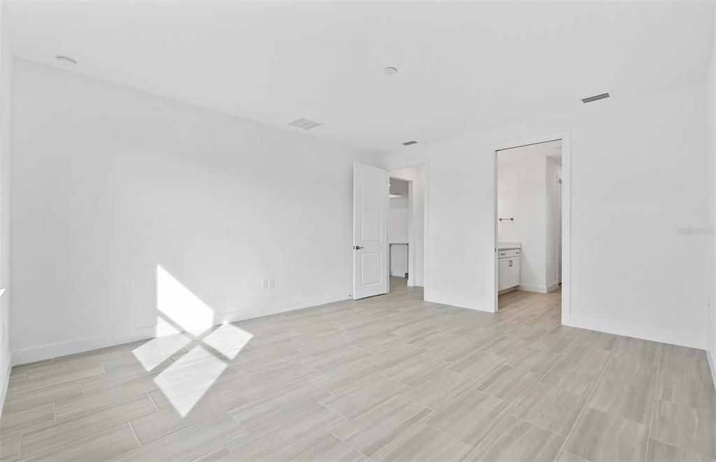 Activo con contrato: $648,645 (3 camas, 3 baños, 2100 Pies cuadrados)
