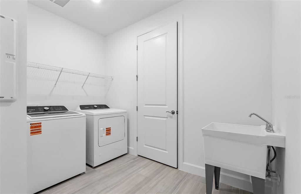 Activo con contrato: $648,645 (3 camas, 3 baños, 2100 Pies cuadrados)