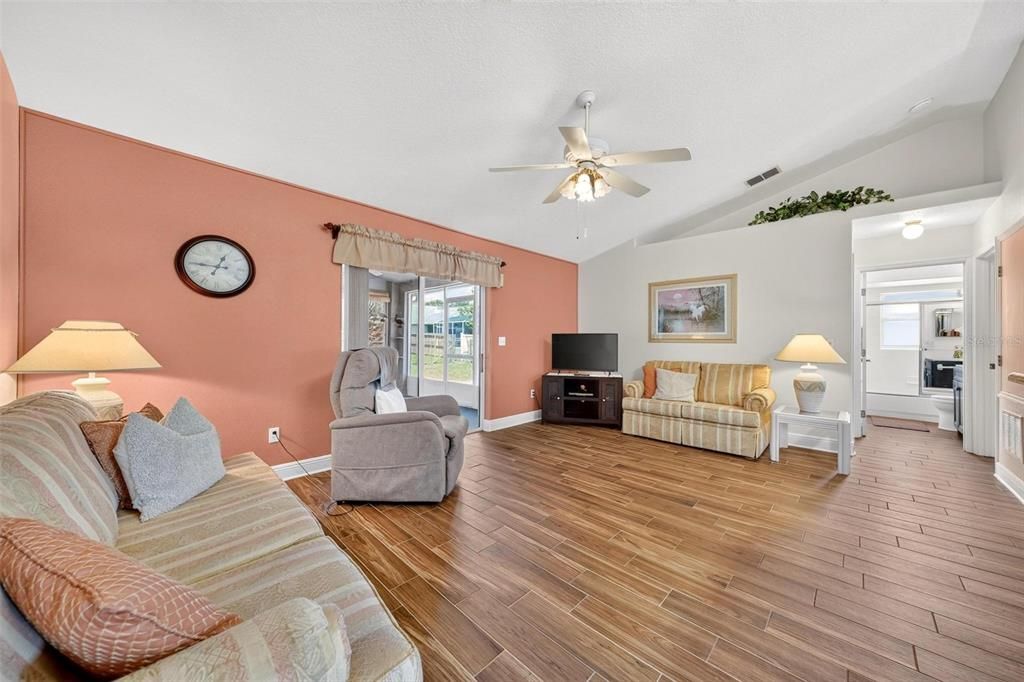 Active With Contract: $315,000 (3 beds, 2 baths, 1241 Square Feet)