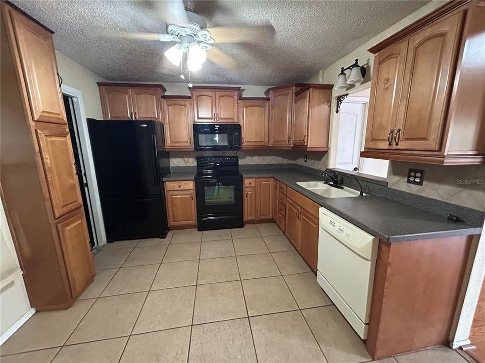 For Rent: $2,400 (3 beds, 2 baths, 1291 Square Feet)