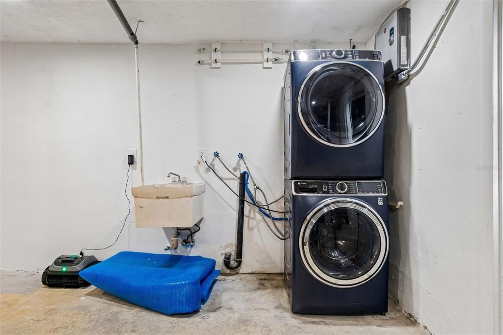 Active With Contract: $459,900 (4 beds, 3 baths, 1761 Square Feet)