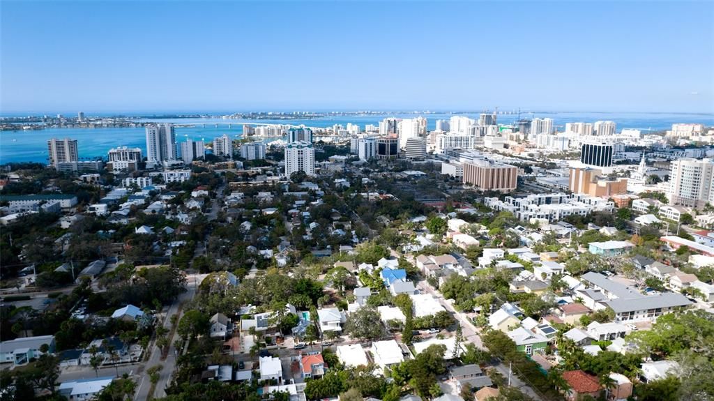 На продажу: $1,300,000 (4 спален, 0 ванн, 1670 Квадратных фут)
