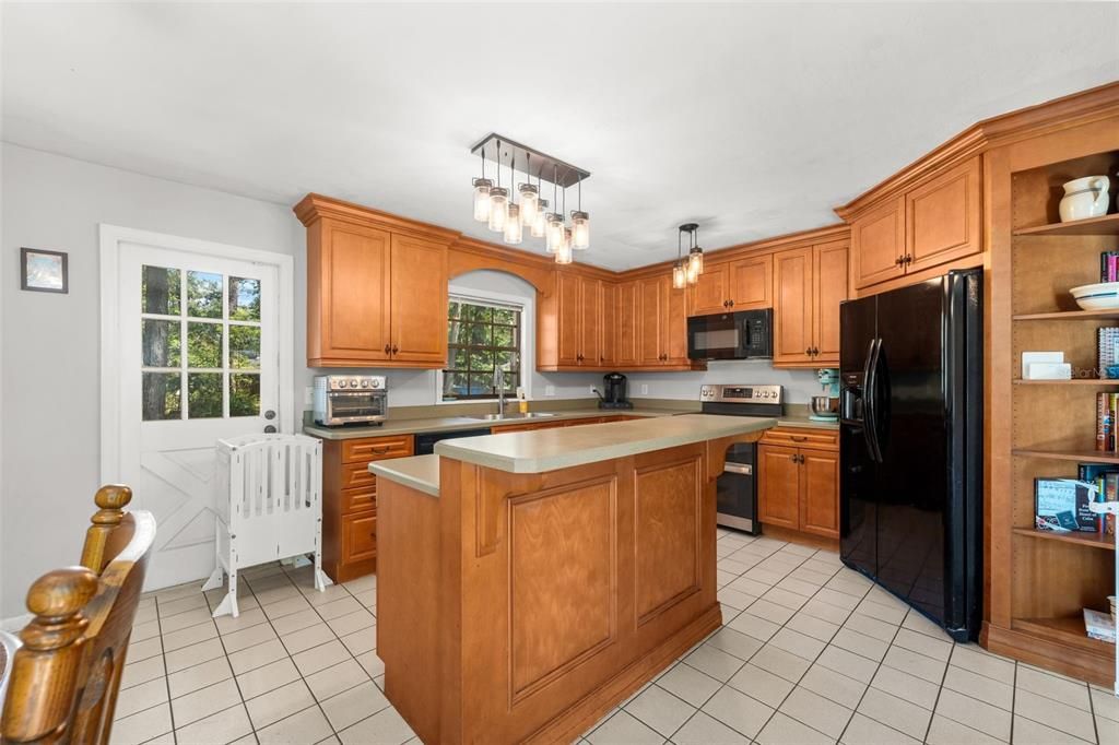 Activo con contrato: $380,000 (3 camas, 2 baños, 1900 Pies cuadrados)