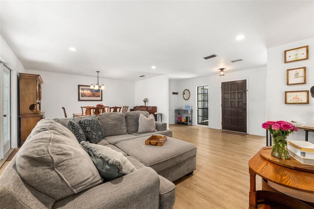 Activo con contrato: $380,000 (3 camas, 2 baños, 1900 Pies cuadrados)